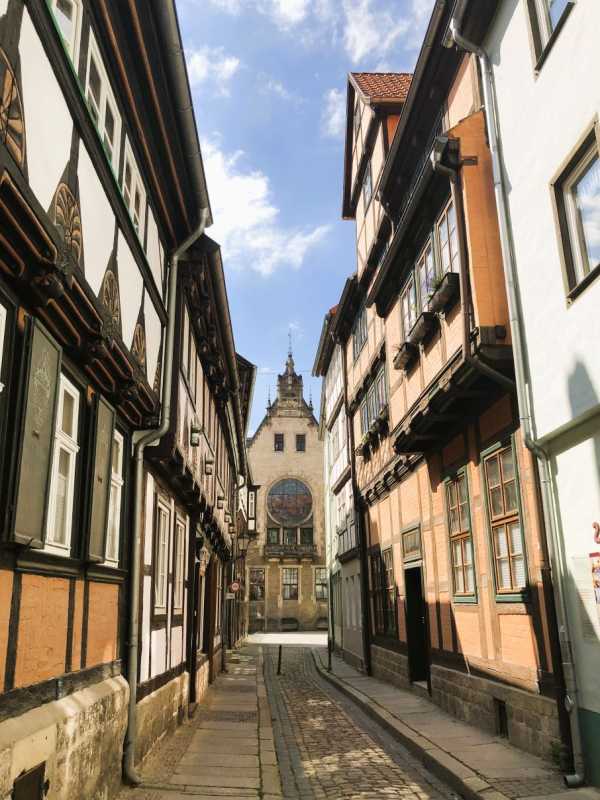 Schmale Gasse mit Fachwerkhäusern in der Altstadt von Quedlinburg
