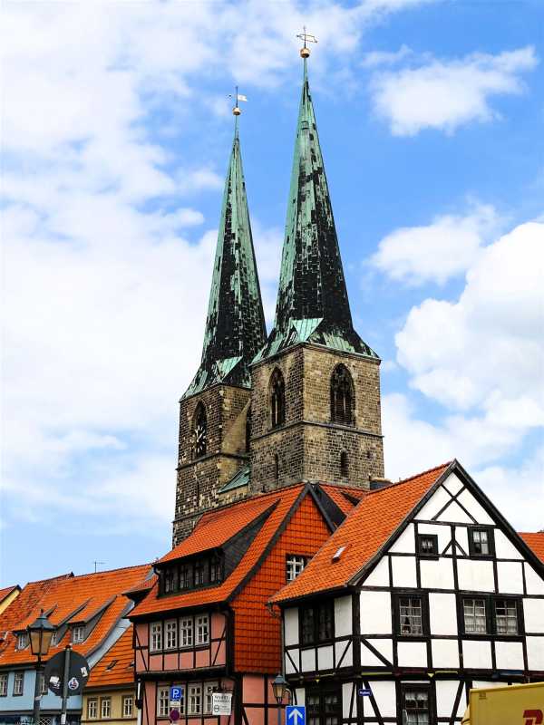 Marktkirche St. Benedikti mit Fachwerkhäusern in Quedlinburg